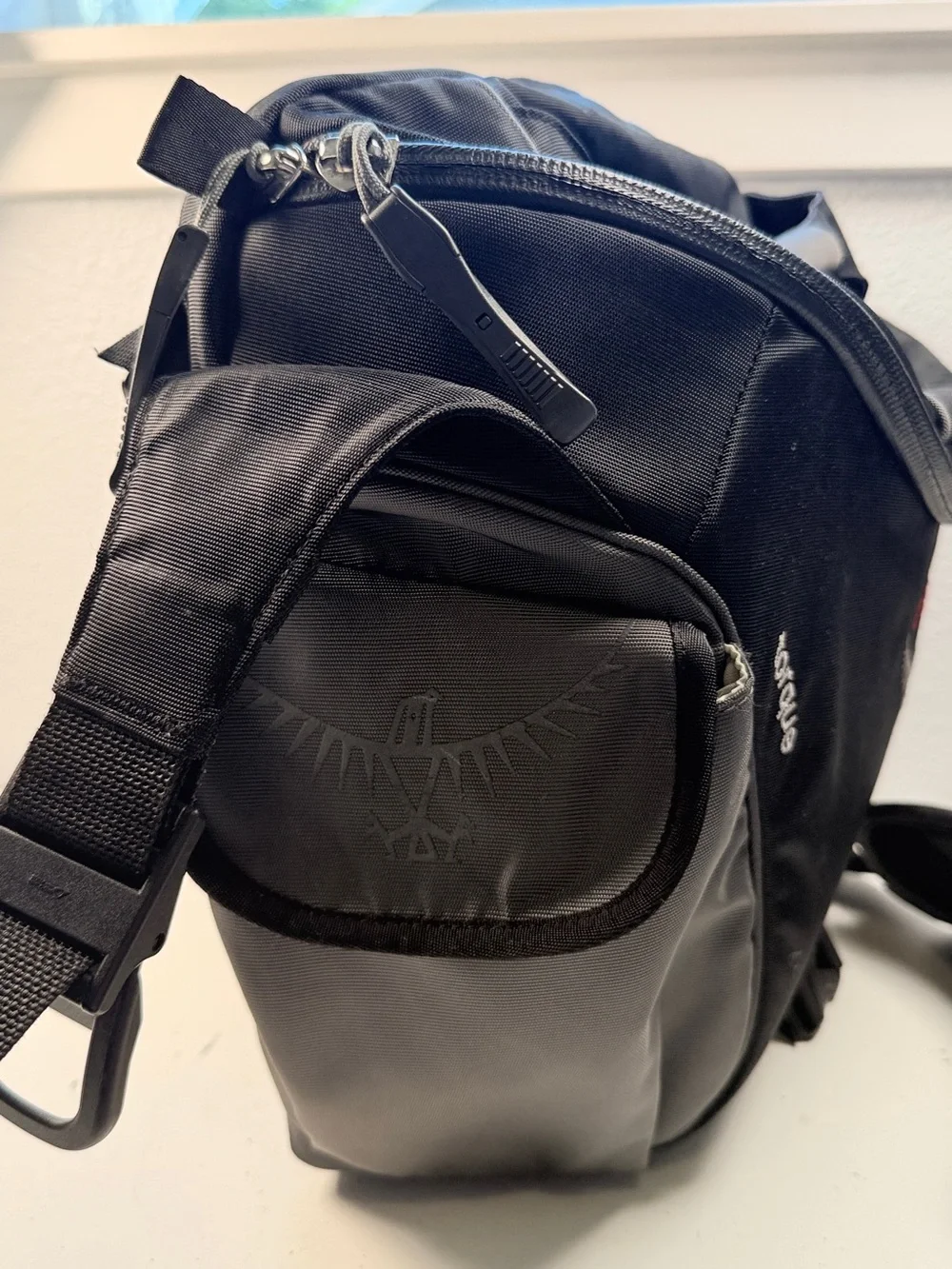 Osprey Torque Black Courier Messenger Laptop bag Travel Bag 1200 cu in